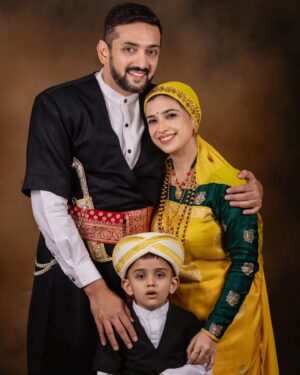 Swetha Changappa Instagram - ಇದು ನನ್ನ ಪುಟ್ಟ ಪ್ರಪಂಚ ❤️🧿
ನಮ್ಮ ಮಗನ ಹುಟ್ಟಿದ ಹಬ್ಬಕ್ಕೆ ಶುಭ ಕೋರಿದ ಪ್ರತಿಯೊಬ್ಬರಿಗೂ ನನ್ನ ಹಾಗು ನನ್ನ ಪತಿ @kiranappachu
ಹಾಗು ನಮ್ಮ ಕಂದ @jiyaan_aiyappa ಕಡೆಯಿಂದ ಧನ್ಯವಾದಗಳು❤️😍🙏🏻 

ಕೊಡವ ಕುಟುಂಬ. 
ಕರ್ನಾಟಕದ ಕೊಡಗಿನಲ್ಲಿ,
ವೀರ ಶೂರರ ನಾಡಿನ್ನಲ್ಲಿ ಹುಟ್ಟಿದ ನಾವು ಧನ್ಯ...❤️😋🙏🏻

Makeup:- @keerthiram28 ❤️

Photography:- @storiesby.rg❤️

My Outfit:- @anjali_raj_designerstudio ❤️ 

Hairstyle:- @hairstyle_by_shashi ❤️

Assistant:- @vinoda__890 ❤️