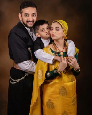 Swetha Changappa Instagram - ಇದು ನನ್ನ ಪುಟ್ಟ ಪ್ರಪಂಚ ❤️🧿
ನಮ್ಮ ಮಗನ ಹುಟ್ಟಿದ ಹಬ್ಬಕ್ಕೆ ಶುಭ ಕೋರಿದ ಪ್ರತಿಯೊಬ್ಬರಿಗೂ ನನ್ನ ಹಾಗು ನನ್ನ ಪತಿ @kiranappachu
ಹಾಗು ನಮ್ಮ ಕಂದ @jiyaan_aiyappa ಕಡೆಯಿಂದ ಧನ್ಯವಾದಗಳು❤️😍🙏🏻 

ಕೊಡವ ಕುಟುಂಬ. 
ಕರ್ನಾಟಕದ ಕೊಡಗಿನಲ್ಲಿ,
ವೀರ ಶೂರರ ನಾಡಿನ್ನಲ್ಲಿ ಹುಟ್ಟಿದ ನಾವು ಧನ್ಯ...❤️😋🙏🏻

Makeup:- @keerthiram28 ❤️

Photography:- @storiesby.rg❤️

My Outfit:- @anjali_raj_designerstudio ❤️ 

Hairstyle:- @hairstyle_by_shashi ❤️

Assistant:- @vinoda__890 ❤️