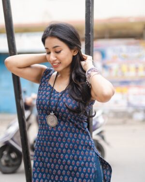 Swetha Venugopal Instagram - நெரித்த திரைக்கடலில் நின்முகங் கண்டேன் ✨

Photography #brihanphotography
Outfit @thread_and_needle_theapparels ❤️