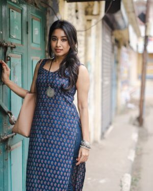 Swetha Venugopal Instagram - நெரித்த திரைக்கடலில் நின்முகங் கண்டேன் ✨

Photography #brihanphotography
Outfit @thread_and_needle_theapparels ❤️