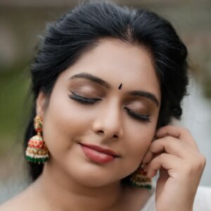 Syamantha Kiran Instagram - Georgious actress @syamantha.kiran 
Makeup l& Hairdo @jeru_bridal_studioo 
Photography @xposurestudio.in @portraiturebyrk 
Blouse @stitch_vyshnavee_sarath 
Jewellery @hiranmayi_chennai