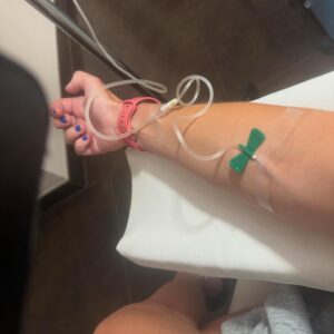 Sylvana IJsselmuiden Instagram - Poaaah na gister een heftig dagje, heeft het infuus wonderen verricht🥹🙏 ze is er weer hoor, en hoe! Lekker pilsemannetje er bij niks meer aan doen. Hoe is het daar in Nederland? Liefs Syl❤️ #halveleo