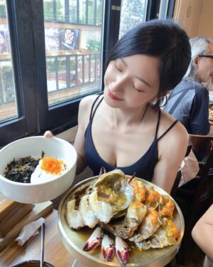 Sylvia Hsieh Instagram - 在韓國的吃貨🇰🇷
醬蟹🦀 蜂蜜米酒🍶🍯 水蜜桃🍑
真的太幸福了🥰
