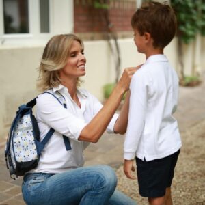 Sylvie Tellier Instagram - Aujourd’hui, je suis fière d’accompagner mes enfants à l’école en uniforme! 🎒 Pour moi, l’uniforme est une évidence : égalité, simplicité, et cohésion pour tous nos enfants. 👏 Bravo à tous les chefs d’établissement qui adoptent l’uniforme cette année – une initiative que je soutiens à 100% ! 💙 #rentrée #rentreedesclasses #uniforme #backtoschool #mumofthree #family