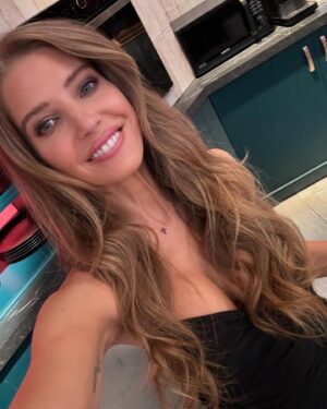 Szabó Zsófi Instagram - Jó reggelt! Milyen a napotok? 
Kép 1 vagy 2 ? 🥰  #positivethinking #thankful