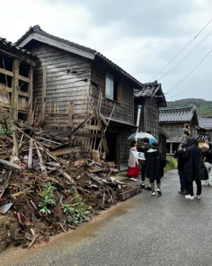 Takako Tokiwa Instagram - NHK「家族に乾杯生放送スペシャル
　　　　　　　　　　in 石川県輪島市」

元日の地震以降、ナレーションの収録に行くたびに「鶴瓶さんと能登でご一緒したい！！」と言い続けてきて8ヶ月…とうとうその日がやってきた✨

乾杯スタッフさんたちは、いつも一緒になって能登を思ってくださっていました。

だからこそ、何ヶ月も前からリサーチと取材を重ねて、現地でご迷惑にならないよう、よりたくさんの方々が笑顔になってもらえるように、念には念を入れて準備をしてくださった。

生放送だし間違いのないように、なはずなのに、そこは天性の自然人「笑福亭鶴瓶師匠」と、その鶴瓶さんを愛する小野文恵アナとスタッフさんたち。
乾杯の番組そのものに、流れは流れ（笑）
正解なんてないんだもの的な番組作りはおおらかで、人生の勉強をさせてもらえる♫

なるほど。
長寿番組とは、こういうことなんだなぁと心に沁みた。

輪島市の皆さま、ご協力、本当にありがとうございました。
乾杯スタッフの皆さま、鶴瓶師匠✨
心からの御礼を申し上げます。
ありがとうございました！！

ずっと気になっていた千枚田や袖が浜へも行けたぁぁぁ✨
杉平菓子店さんでは、人気のどら焼きを購入✨ふかふかどら焼きに上品な甘味の餡が本当に美味しい😍✨
柚餅子ありがとうございました💕

夕日の間垣以降は、前回（2015年）「皆月」を旅したときの素敵なお写真をいただいたので。
もっと早く欲しかった！！！（笑）
そうそう。大沢から来てくださっていた方が仰っていた「夕日が本当に綺麗だから見て欲しい」にも繋がりました✨

最後は芽吹！！
どれもこれも最高に美味しかったです😍✨
ご馳走様でした。

#家族に乾杯 
@kankou_wajima 
@suzukitakayuki_atelier 
@mebuki_wajima

#ニュースとも違う視点で
#切り取られていないありのままの風景
#人 
#会話 
#街歩きをする番組だからこそ
家族に乾杯だからできること

#素敵な番組だなぁ😭💦
#感無量