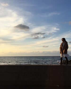Takako Tokiwa Instagram - NHK「家族に乾杯生放送スペシャル
　　　　　　　　　　in 石川県輪島市」

元日の地震以降、ナレーションの収録に行くたびに「鶴瓶さんと能登でご一緒したい！！」と言い続けてきて8ヶ月…とうとうその日がやってきた✨

乾杯スタッフさんたちは、いつも一緒になって能登を思ってくださっていました。

だからこそ、何ヶ月も前からリサーチと取材を重ねて、現地でご迷惑にならないよう、よりたくさんの方々が笑顔になってもらえるように、念には念を入れて準備をしてくださった。

生放送だし間違いのないように、なはずなのに、そこは天性の自然人「笑福亭鶴瓶師匠」と、その鶴瓶さんを愛する小野文恵アナとスタッフさんたち。
乾杯の番組そのものに、流れは流れ（笑）
正解なんてないんだもの的な番組作りはおおらかで、人生の勉強をさせてもらえる♫

なるほど。
長寿番組とは、こういうことなんだなぁと心に沁みた。

輪島市の皆さま、ご協力、本当にありがとうございました。
乾杯スタッフの皆さま、鶴瓶師匠✨
心からの御礼を申し上げます。
ありがとうございました！！

ずっと気になっていた千枚田や袖が浜へも行けたぁぁぁ✨
杉平菓子店さんでは、人気のどら焼きを購入✨ふかふかどら焼きに上品な甘味の餡が本当に美味しい😍✨
柚餅子ありがとうございました💕

夕日の間垣以降は、前回（2015年）「皆月」を旅したときの素敵なお写真をいただいたので。
もっと早く欲しかった！！！（笑）
そうそう。大沢から来てくださっていた方が仰っていた「夕日が本当に綺麗だから見て欲しい」にも繋がりました✨

最後は芽吹！！
どれもこれも最高に美味しかったです😍✨
ご馳走様でした。

#家族に乾杯 
@kankou_wajima 
@suzukitakayuki_atelier 
@mebuki_wajima

#ニュースとも違う視点で
#切り取られていないありのままの風景
#人 
#会話 
#街歩きをする番組だからこそ
家族に乾杯だからできること

#素敵な番組だなぁ😭💦
#感無量