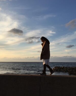 Takako Tokiwa Instagram - NHK「家族に乾杯生放送スペシャル
　　　　　　　　　　in 石川県輪島市」

元日の地震以降、ナレーションの収録に行くたびに「鶴瓶さんと能登でご一緒したい！！」と言い続けてきて8ヶ月…とうとうその日がやってきた✨

乾杯スタッフさんたちは、いつも一緒になって能登を思ってくださっていました。

だからこそ、何ヶ月も前からリサーチと取材を重ねて、現地でご迷惑にならないよう、よりたくさんの方々が笑顔になってもらえるように、念には念を入れて準備をしてくださった。

生放送だし間違いのないように、なはずなのに、そこは天性の自然人「笑福亭鶴瓶師匠」と、その鶴瓶さんを愛する小野文恵アナとスタッフさんたち。
乾杯の番組そのものに、流れは流れ（笑）
正解なんてないんだもの的な番組作りはおおらかで、人生の勉強をさせてもらえる♫

なるほど。
長寿番組とは、こういうことなんだなぁと心に沁みた。

輪島市の皆さま、ご協力、本当にありがとうございました。
乾杯スタッフの皆さま、鶴瓶師匠✨
心からの御礼を申し上げます。
ありがとうございました！！

ずっと気になっていた千枚田や袖が浜へも行けたぁぁぁ✨
杉平菓子店さんでは、人気のどら焼きを購入✨ふかふかどら焼きに上品な甘味の餡が本当に美味しい😍✨
柚餅子ありがとうございました💕

夕日の間垣以降は、前回（2015年）「皆月」を旅したときの素敵なお写真をいただいたので。
もっと早く欲しかった！！！（笑）
そうそう。大沢から来てくださっていた方が仰っていた「夕日が本当に綺麗だから見て欲しい」にも繋がりました✨

最後は芽吹！！
どれもこれも最高に美味しかったです😍✨
ご馳走様でした。

#家族に乾杯 
@kankou_wajima 
@suzukitakayuki_atelier 
@mebuki_wajima

#ニュースとも違う視点で
#切り取られていないありのままの風景
#人 
#会話 
#街歩きをする番組だからこそ
家族に乾杯だからできること

#素敵な番組だなぁ😭💦
#感無量