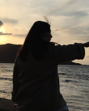 Takako Tokiwa Instagram - NHK「家族に乾杯生放送スペシャル
　　　　　　　　　　in 石川県輪島市」

元日の地震以降、ナレーションの収録に行くたびに「鶴瓶さんと能登でご一緒したい！！」と言い続けてきて8ヶ月…とうとうその日がやってきた✨

乾杯スタッフさんたちは、いつも一緒になって能登を思ってくださっていました。

だからこそ、何ヶ月も前からリサーチと取材を重ねて、現地でご迷惑にならないよう、よりたくさんの方々が笑顔になってもらえるように、念には念を入れて準備をしてくださった。

生放送だし間違いのないように、なはずなのに、そこは天性の自然人「笑福亭鶴瓶師匠」と、その鶴瓶さんを愛する小野文恵アナとスタッフさんたち。
乾杯の番組そのものに、流れは流れ（笑）
正解なんてないんだもの的な番組作りはおおらかで、人生の勉強をさせてもらえる♫

なるほど。
長寿番組とは、こういうことなんだなぁと心に沁みた。

輪島市の皆さま、ご協力、本当にありがとうございました。
乾杯スタッフの皆さま、鶴瓶師匠✨
心からの御礼を申し上げます。
ありがとうございました！！

ずっと気になっていた千枚田や袖が浜へも行けたぁぁぁ✨
杉平菓子店さんでは、人気のどら焼きを購入✨ふかふかどら焼きに上品な甘味の餡が本当に美味しい😍✨
柚餅子ありがとうございました💕

夕日の間垣以降は、前回（2015年）「皆月」を旅したときの素敵なお写真をいただいたので。
もっと早く欲しかった！！！（笑）
そうそう。大沢から来てくださっていた方が仰っていた「夕日が本当に綺麗だから見て欲しい」にも繋がりました✨

最後は芽吹！！
どれもこれも最高に美味しかったです😍✨
ご馳走様でした。

#家族に乾杯 
@kankou_wajima 
@suzukitakayuki_atelier 
@mebuki_wajima

#ニュースとも違う視点で
#切り取られていないありのままの風景
#人 
#会話 
#街歩きをする番組だからこそ
家族に乾杯だからできること

#素敵な番組だなぁ😭💦
#感無量