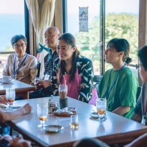 Takako Tokiwa Instagram - 能登半島・珠洲市
つばき茶屋にて…

元日の地震以降、仲間由紀恵さんと、何度も何度も連絡を取り合って「私たちに出来ること」を模索していた。

ようやく✨

再オープンした「つばき茶屋」のパワーをお借りして開催したお茶会。

レモンケーキとキャロットケーキを食べながらの、和やかなひととき。

何でもない話ができるって…楽しい💕

会いにきてくださった皆様、お手伝いしてくださったみなさま、つばき茶屋のサツキさん、サトミさん、飛び出したね！！
本当にありがとうございました✨

また集まりましょう♫

@yukienakama_official 

@suzu_tsubaki.chaya_noto 

#西海ちゃんの写真
#えもす 
#ありがとう❤️ 

#ピンクとオリーブグリーン 
#エプロン 
@leftstokyo 
#ピンクはバラの花
#オリーブグリーンはバラの茎
#で染めたエプロン
#趣旨に賛同してくださり 
#ご提供くださいました 
#ありがとうございます 

#つばき茶屋で
#是非見てくださいね 
#かわいいから💕 
#ちなみに 
#私のは 
#私物です 
#ずっと欲しくて 
#買っちゃったのだ 
#はつおろし✨