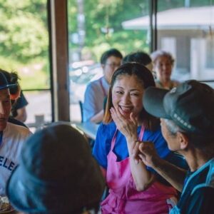 Takako Tokiwa Instagram - 能登半島・珠洲市
つばき茶屋にて…

元日の地震以降、仲間由紀恵さんと、何度も何度も連絡を取り合って「私たちに出来ること」を模索していた。

ようやく✨

再オープンした「つばき茶屋」のパワーをお借りして開催したお茶会。

レモンケーキとキャロットケーキを食べながらの、和やかなひととき。

何でもない話ができるって…楽しい💕

会いにきてくださった皆様、お手伝いしてくださったみなさま、つばき茶屋のサツキさん、サトミさん、飛び出したね！！
本当にありがとうございました✨

また集まりましょう♫

@yukienakama_official 

@suzu_tsubaki.chaya_noto 

#西海ちゃんの写真
#えもす 
#ありがとう❤️ 

#ピンクとオリーブグリーン 
#エプロン 
@leftstokyo 
#ピンクはバラの花
#オリーブグリーンはバラの茎
#で染めたエプロン
#趣旨に賛同してくださり 
#ご提供くださいました 
#ありがとうございます 

#つばき茶屋で
#是非見てくださいね 
#かわいいから💕 
#ちなみに 
#私のは 
#私物です 
#ずっと欲しくて 
#買っちゃったのだ 
#はつおろし✨