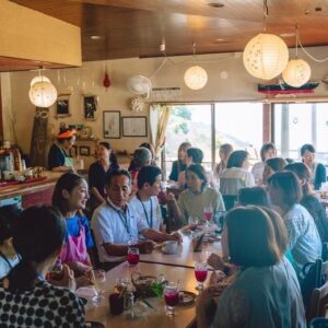 Takako Tokiwa Instagram - 能登半島・珠洲市
つばき茶屋にて…

元日の地震以降、仲間由紀恵さんと、何度も何度も連絡を取り合って「私たちに出来ること」を模索していた。

ようやく✨

再オープンした「つばき茶屋」のパワーをお借りして開催したお茶会。

レモンケーキとキャロットケーキを食べながらの、和やかなひととき。

何でもない話ができるって…楽しい💕

会いにきてくださった皆様、お手伝いしてくださったみなさま、つばき茶屋のサツキさん、サトミさん、飛び出したね！！
本当にありがとうございました✨

また集まりましょう♫

@yukienakama_official 

@suzu_tsubaki.chaya_noto 

#西海ちゃんの写真
#えもす 
#ありがとう❤️ 

#ピンクとオリーブグリーン 
#エプロン 
@leftstokyo 
#ピンクはバラの花
#オリーブグリーンはバラの茎
#で染めたエプロン
#趣旨に賛同してくださり 
#ご提供くださいました 
#ありがとうございます 

#つばき茶屋で
#是非見てくださいね 
#かわいいから💕 
#ちなみに 
#私のは 
#私物です 
#ずっと欲しくて 
#買っちゃったのだ 
#はつおろし✨