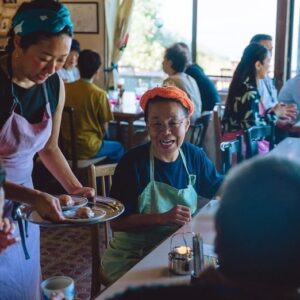 Takako Tokiwa Instagram - 能登半島・珠洲市
つばき茶屋にて…

元日の地震以降、仲間由紀恵さんと、何度も何度も連絡を取り合って「私たちに出来ること」を模索していた。

ようやく✨

再オープンした「つばき茶屋」のパワーをお借りして開催したお茶会。

レモンケーキとキャロットケーキを食べながらの、和やかなひととき。

何でもない話ができるって…楽しい💕

会いにきてくださった皆様、お手伝いしてくださったみなさま、つばき茶屋のサツキさん、サトミさん、飛び出したね！！
本当にありがとうございました✨

また集まりましょう♫

@yukienakama_official 

@suzu_tsubaki.chaya_noto 

#西海ちゃんの写真
#えもす 
#ありがとう❤️ 

#ピンクとオリーブグリーン 
#エプロン 
@leftstokyo 
#ピンクはバラの花
#オリーブグリーンはバラの茎
#で染めたエプロン
#趣旨に賛同してくださり 
#ご提供くださいました 
#ありがとうございます 

#つばき茶屋で
#是非見てくださいね 
#かわいいから💕 
#ちなみに 
#私のは 
#私物です 
#ずっと欲しくて 
#買っちゃったのだ 
#はつおろし✨