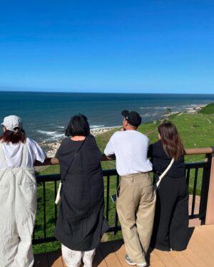 Takako Tokiwa Instagram - NHK「家族に乾杯生放送スペシャル
　　　　　　　　　　in 石川県輪島市」

元日の地震以降、ナレーションの収録に行くたびに「鶴瓶さんと能登でご一緒したい！！」と言い続けてきて8ヶ月…とうとうその日がやってきた✨

乾杯スタッフさんたちは、いつも一緒になって能登を思ってくださっていました。

だからこそ、何ヶ月も前からリサーチと取材を重ねて、現地でご迷惑にならないよう、よりたくさんの方々が笑顔になってもらえるように、念には念を入れて準備をしてくださった。

生放送だし間違いのないように、なはずなのに、そこは天性の自然人「笑福亭鶴瓶師匠」と、その鶴瓶さんを愛する小野文恵アナとスタッフさんたち。
乾杯の番組そのものに、流れは流れ（笑）
正解なんてないんだもの的な番組作りはおおらかで、人生の勉強をさせてもらえる♫

なるほど。
長寿番組とは、こういうことなんだなぁと心に沁みた。

輪島市の皆さま、ご協力、本当にありがとうございました。
乾杯スタッフの皆さま、鶴瓶師匠✨
心からの御礼を申し上げます。
ありがとうございました！！

ずっと気になっていた千枚田や袖が浜へも行けたぁぁぁ✨
杉平菓子店さんでは、人気のどら焼きを購入✨ふかふかどら焼きに上品な甘味の餡が本当に美味しい😍✨
柚餅子ありがとうございました💕

夕日の間垣以降は、前回（2015年）「皆月」を旅したときの素敵なお写真をいただいたので。
もっと早く欲しかった！！！（笑）
そうそう。大沢から来てくださっていた方が仰っていた「夕日が本当に綺麗だから見て欲しい」にも繋がりました✨

最後は芽吹！！
どれもこれも最高に美味しかったです😍✨
ご馳走様でした。

#家族に乾杯 
@kankou_wajima 
@suzukitakayuki_atelier 
@mebuki_wajima

#ニュースとも違う視点で
#切り取られていないありのままの風景
#人 
#会話 
#街歩きをする番組だからこそ
家族に乾杯だからできること

#素敵な番組だなぁ😭💦
#感無量