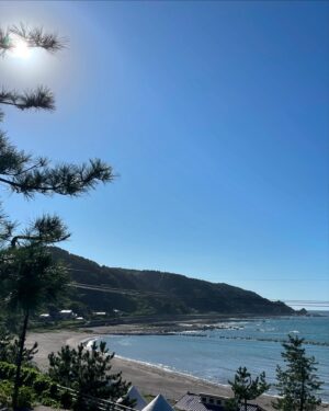 Takako Tokiwa Instagram - NHK「家族に乾杯生放送スペシャル
　　　　　　　　　　in 石川県輪島市」

元日の地震以降、ナレーションの収録に行くたびに「鶴瓶さんと能登でご一緒したい！！」と言い続けてきて8ヶ月…とうとうその日がやってきた✨

乾杯スタッフさんたちは、いつも一緒になって能登を思ってくださっていました。

だからこそ、何ヶ月も前からリサーチと取材を重ねて、現地でご迷惑にならないよう、よりたくさんの方々が笑顔になってもらえるように、念には念を入れて準備をしてくださった。

生放送だし間違いのないように、なはずなのに、そこは天性の自然人「笑福亭鶴瓶師匠」と、その鶴瓶さんを愛する小野文恵アナとスタッフさんたち。
乾杯の番組そのものに、流れは流れ（笑）
正解なんてないんだもの的な番組作りはおおらかで、人生の勉強をさせてもらえる♫

なるほど。
長寿番組とは、こういうことなんだなぁと心に沁みた。

輪島市の皆さま、ご協力、本当にありがとうございました。
乾杯スタッフの皆さま、鶴瓶師匠✨
心からの御礼を申し上げます。
ありがとうございました！！

ずっと気になっていた千枚田や袖が浜へも行けたぁぁぁ✨
杉平菓子店さんでは、人気のどら焼きを購入✨ふかふかどら焼きに上品な甘味の餡が本当に美味しい😍✨
柚餅子ありがとうございました💕

夕日の間垣以降は、前回（2015年）「皆月」を旅したときの素敵なお写真をいただいたので。
もっと早く欲しかった！！！（笑）
そうそう。大沢から来てくださっていた方が仰っていた「夕日が本当に綺麗だから見て欲しい」にも繋がりました✨

最後は芽吹！！
どれもこれも最高に美味しかったです😍✨
ご馳走様でした。

#家族に乾杯 
@kankou_wajima 
@suzukitakayuki_atelier 
@mebuki_wajima

#ニュースとも違う視点で
#切り取られていないありのままの風景
#人 
#会話 
#街歩きをする番組だからこそ
家族に乾杯だからできること

#素敵な番組だなぁ😭💦
#感無量