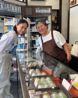 Takako Tokiwa Instagram - NHK「家族に乾杯生放送スペシャル
　　　　　　　　　　in 石川県輪島市」

元日の地震以降、ナレーションの収録に行くたびに「鶴瓶さんと能登でご一緒したい！！」と言い続けてきて8ヶ月…とうとうその日がやってきた✨

乾杯スタッフさんたちは、いつも一緒になって能登を思ってくださっていました。

だからこそ、何ヶ月も前からリサーチと取材を重ねて、現地でご迷惑にならないよう、よりたくさんの方々が笑顔になってもらえるように、念には念を入れて準備をしてくださった。

生放送だし間違いのないように、なはずなのに、そこは天性の自然人「笑福亭鶴瓶師匠」と、その鶴瓶さんを愛する小野文恵アナとスタッフさんたち。
乾杯の番組そのものに、流れは流れ（笑）
正解なんてないんだもの的な番組作りはおおらかで、人生の勉強をさせてもらえる♫

なるほど。
長寿番組とは、こういうことなんだなぁと心に沁みた。

輪島市の皆さま、ご協力、本当にありがとうございました。
乾杯スタッフの皆さま、鶴瓶師匠✨
心からの御礼を申し上げます。
ありがとうございました！！

ずっと気になっていた千枚田や袖が浜へも行けたぁぁぁ✨
杉平菓子店さんでは、人気のどら焼きを購入✨ふかふかどら焼きに上品な甘味の餡が本当に美味しい😍✨
柚餅子ありがとうございました💕

夕日の間垣以降は、前回（2015年）「皆月」を旅したときの素敵なお写真をいただいたので。
もっと早く欲しかった！！！（笑）
そうそう。大沢から来てくださっていた方が仰っていた「夕日が本当に綺麗だから見て欲しい」にも繋がりました✨

最後は芽吹！！
どれもこれも最高に美味しかったです😍✨
ご馳走様でした。

#家族に乾杯 
@kankou_wajima 
@suzukitakayuki_atelier 
@mebuki_wajima

#ニュースとも違う視点で
#切り取られていないありのままの風景
#人 
#会話 
#街歩きをする番組だからこそ
家族に乾杯だからできること

#素敵な番組だなぁ😭💦
#感無量