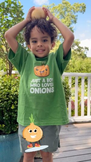Tamron Hall Instagram - “Just.A Boy Who Loves Onions” Thx @freshdirect for gifting our entire audience a present in honor of “Onion-Gate” and declaring Moses “Chief Onion Officer” lol #Tamfam Rasing #AConfidentCook