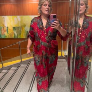 Tania Llasera Instagram - De p a pa - Toda mi noche de ayer con más detalle sirviendo sostenibilidad, ya que el vestido lo llevé hace años en Barcelona(la 1era foto del carrousel). Pero ayer me lo puse en el cocktail casi gala de inauguración de la @mbfw.madrid en el teatro real con @holacom . Apoyando la moda española con cada prenda. Vestida de @ailanto y con joyas de @suma_cruz super cómodas que tuvieron fascinadas a tod@s. Y sandalias de @massimodutti ese es mi total #redcarpetlook #sirviendosostenibilidad y cenita post evento con mi espinete fav. @osirismartinez que me ayudó con la relación con la comida en @comosoy_tca