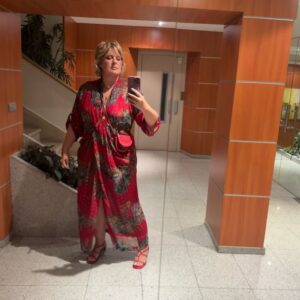Tania Llasera Instagram - De p a pa - Toda mi noche de ayer con más detalle sirviendo sostenibilidad, ya que el vestido lo llevé hace años en Barcelona(la 1era foto del carrousel). Pero ayer me lo puse en el cocktail casi gala de inauguración de la @mbfw.madrid en el teatro real con @holacom . Apoyando la moda española con cada prenda. Vestida de @ailanto y con joyas de @suma_cruz super cómodas que tuvieron fascinadas a tod@s. Y sandalias de @massimodutti ese es mi total #redcarpetlook #sirviendosostenibilidad y cenita post evento con mi espinete fav. @osirismartinez que me ayudó con la relación con la comida en @comosoy_tca