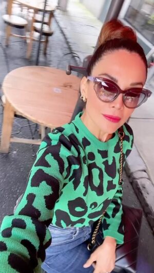 Tania Vazquez Instagram - Que hoy todo lo bueno te siga, te encuentre, te abrace y se quede contigo. Lo que no sume, que pase de largo. 🫶💋