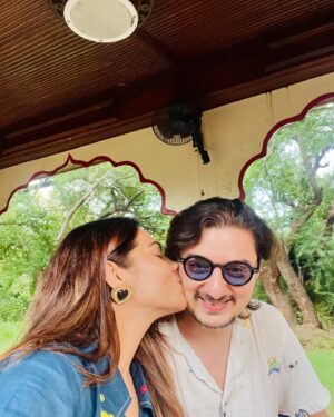 Tanvi Thakkar Instagram - Life lately has been about more family than work. I love these breaks cus they get me closer to peace, calm, food (without taking note of calories ) family and togetherness. 
After all these are the things we work for🤍

Sharing some precious moments with u guys 🤍

Btw in pic 1 the ganpati was a DIY by the gifted @surveenchawla .👏🏻

Pic 1 - wearing @heeposh_official 
Bag @maishabyesha