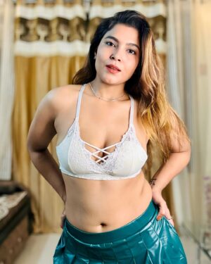 Tanya Chaudhari Instagram - Mai Noor Hun,
Mai Hoor Hun,
Bachke Jayega Kahan 😉🔥
.
.
.
.
.
#fridayvibes #chaliya #whiteandgreen #latexskirt #explorepage #foryou #tanyachaudhari