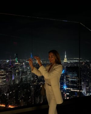 Tatiana Stefanidou Instagram - The sky is not the limit. It’s just the beginning. Έτσι αρχίζει η περιγραφή στην σελίδα του Edge στην περιοχή Hudson Yards. Και του ταιριάζει πολύ αυτό το moto. Πρόκειται για το ψηλότερο παρατηρητήριο του δυτικού ημισφαιρίου που ξεπερνά την αίγλη του Empire State Building και του Top of the Rock. 
Όταν βλέπεις τον κόσμο από τα 335 μέτρα ψηλά νομίζεις ότι πετάς!  Αν και δεν πάσχω από υψοφοβία, όταν πάτησα το πόδι μου σε αυτήν την ταράτσα ζορίστηκα πολύ! #theedge #nyc