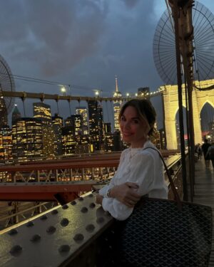 Tatiana Stefanidou Instagram - Βόλτα το δειλινό στη ιστορική γέφυρα του Μπρούκλιν με το Λυδάκι μου. Η μαγευτική θέα σε βοηθά να αντιληφθείς μέσα σε λίγα λεπτά τι είναι η Νέα Υόρκη. Το άγαλμα της Ελευθερίας στο βάθος, οι επιβλητικοί ουρανοξύστες, το πανίσχυρο Μανχάταν, το ρομαντικό πολυπολιτισμικό Μπρούκλιν, ο ποταμός Ηστ Ρίβερ. 
Η γέφυρα ολοκληρώθηκε χάρη σε μια γυναίκα, την μαθηματικό Εμιλυ Ρόμπλινγκ. Ο  σύζυγος της, που συνέχιζε το έργο του πατέρα του, παρέλυσε από τη νόσο των δυτών και έτσι η Έμιλυ επέβλεψε τις εργασίες για 11 χρόνια. Ήταν η πρώτη που πέρασε τη γέφυρα. Woman Power!!! #brooklynbridge #newyork