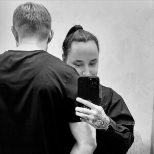 Tatyana Minzhurenko Instagram - Я РЕШИЛА БЫТЬ СЧАСТЛИВОЙ В КАЖДОЙ СИТУАЦИИ И В КАЖДЫЙ МОМЕНТ СВОЕЙ ЖИЗНИ. 
Потому что, если бы мое счастье зависело от другого человека, вещей или обстоятельств на Земле, у меня были бы серьезные проблемы.

Все в этой жизни, постоянно меняется: человек, богатство, мое тело, климат, радости, друзья, мое физическое и психическое здоровье. Я могла бы привести бесконечный список.

Я должна быть счастливой независимо от того что происходит. У меня есть много или мало, я счастлива. Выхожу ли я в люди или остаюсь я дома одна. Я счастлива. Я богата или бедна, я счастлива.

Я СЧАСТЛИВА ДЛЯ СЕБЯ. 

Есть люди, которые говорят: 
– Сегодня я не могу быть счастлив, потому что я болен, потому что у меня нет денег, потому что очень жарко, потому что очень холодно, потому что кто-то оскорбил меня, потому что кто-то перестал меня любить, потому что я не знаю, как любить себя, потому что мои дети не радуют меня, потому что моя работа посредственная и так далее.

Я люблю свою жизнь не потому, что моя жизнь проще других, а потому, что я решила быть счастливой как человек. 

Я НЕСУ ОТВЕТСТВЕННОСТЬ ЗА СВОЕ СЧАСТЬЕ.