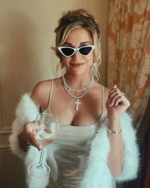 Taylor Misiak Instagram - “and if he ever hurts you…we know how to hide a body. cheers!” - mel 🤌