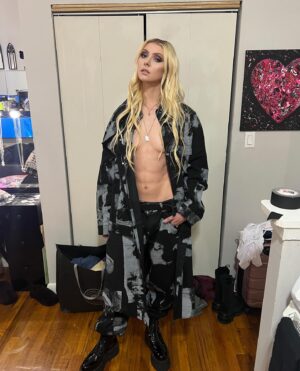 Taylor Momsen Instagram - Virgin eyes and dirty looks and a great time with @kidsuper at one of the funnest fashion events I’ve ever been to!  Thanks to @dougieplaylist and the whole team for having me! @lovesac @puma @bfa @nyfw makeup 💄 @robertomorelli1 hair👩‍🦳 @eddiemparra