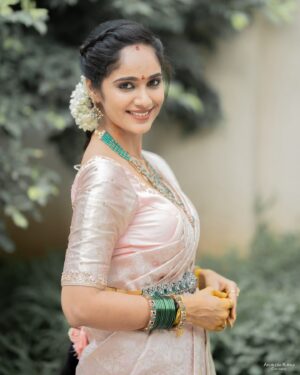 Tejaswini Gowda Instagram - All about varalakshmi vratham 🥰🥰 
Full video is live on my YouTube channel!!! Please go n check. 

Saree: @poornima_prints 
Blouse: @firoz_design_studio 
📸: @akhileshrupaji 
Jewellery: @emmadi_silver_jewellery_hyd 
Hairstyle: @vicky_hairstylist_official