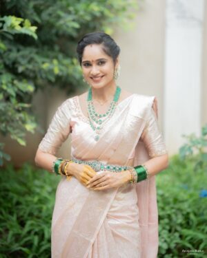 Tejaswini Gowda Instagram - All about varalakshmi vratham 🥰🥰 
Full video is live on my YouTube channel!!! Please go n check. 

Saree: @poornima_prints 
Blouse: @firoz_design_studio 
📸: @akhileshrupaji 
Jewellery: @emmadi_silver_jewellery_hyd 
Hairstyle: @vicky_hairstylist_official