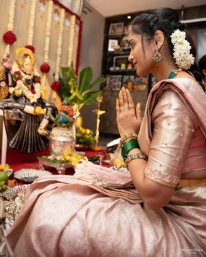 Tejaswini Gowda Instagram - All about varalakshmi vratham 🥰🥰 
Full video is live on my YouTube channel!!! Please go n check. 

Saree: @poornima_prints 
Blouse: @firoz_design_studio 
📸: @akhileshrupaji 
Jewellery: @emmadi_silver_jewellery_hyd 
Hairstyle: @vicky_hairstylist_official
