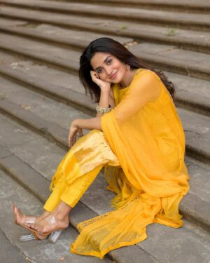 Teju Ashwini Instagram - Living life in warm yellowwww💛✨💛

Outfit by @rehanabasheerofficial 

Accessories @mspinkpantherjewel 

Shot by @sathyaphotography3 

MUA @mua_supriya