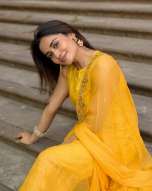 Teju Ashwini Instagram - Living life in warm yellowwww💛✨💛

Outfit by @rehanabasheerofficial 

Accessories @mspinkpantherjewel 

Shot by @sathyaphotography3 

MUA @mua_supriya