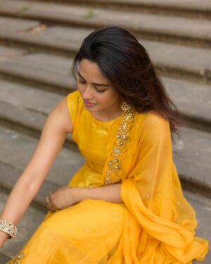Teju Ashwini Instagram - Living life in warm yellowwww💛✨💛

Outfit by @rehanabasheerofficial 

Accessories @mspinkpantherjewel 

Shot by @sathyaphotography3 

MUA @mua_supriya