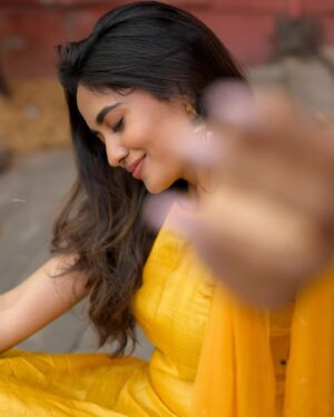 Teju Ashwini Instagram - Living life in warm yellowwww💛✨💛

Outfit by @rehanabasheerofficial 

Accessories @mspinkpantherjewel 

Shot by @sathyaphotography3 

MUA @mua_supriya