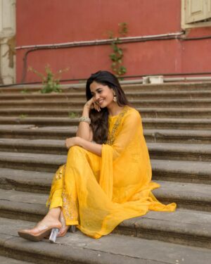 Teju Ashwini Instagram - Living life in warm yellowwww💛✨💛

Outfit by @rehanabasheerofficial 

Accessories @mspinkpantherjewel 

Shot by @sathyaphotography3 

MUA @mua_supriya