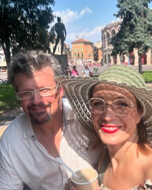 Tereza Kostková Instagram - Dárek pro mámu - krásná Verona, kouzelný Domingo, impozantní aréna…#dekuji #krasnycas #italie #magic #cestovani #darek #terezakostkova