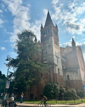 Tereza Kostková Instagram - Dárek pro mámu - krásná Verona, kouzelný Domingo, impozantní aréna…#dekuji #krasnycas #italie #magic #cestovani #darek #terezakostkova