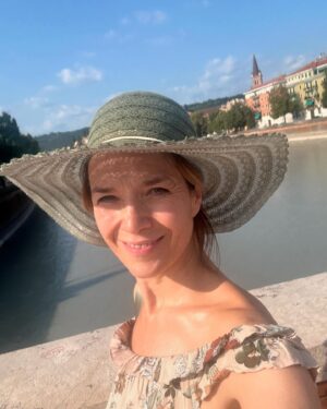 Tereza Kostková Instagram - Dárek pro mámu - krásná Verona, kouzelný Domingo, impozantní aréna…#dekuji #krasnycas #italie #magic #cestovani #darek #terezakostkova