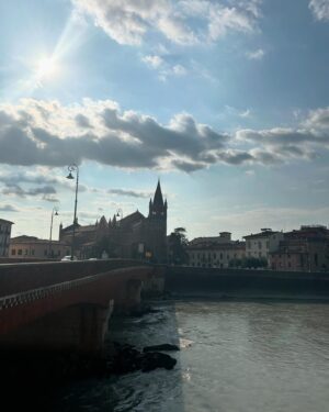 Tereza Kostková Instagram - Dárek pro mámu - krásná Verona, kouzelný Domingo, impozantní aréna…#dekuji #krasnycas #italie #magic #cestovani #darek #terezakostkova