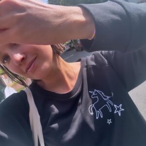 Tereza Ramba Instagram - Prší! Už jste si udělali jednorožčí radost? Já to MI LU JU !!!! A nejvíc mi dělá radost mamá all In láska. Láska je!
@laskaje.cz