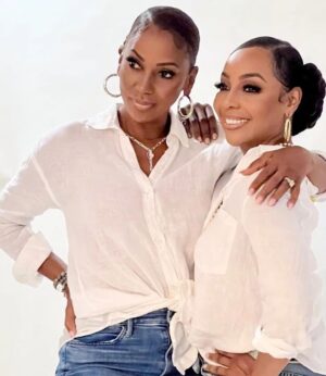 Terry Ellis Instagram - Happy Birthday Bestie! @hollyrpeete Here we go!...another trip around the sun living life like it's GOLDEN! and you make the trip so fun and easy 32 years of the best friendship I could ever hope for I  L❤️ VE  YOU to the moon and back here's to celebrating 🍾 🥂 an Amazing Fabulous Badd A_ _ You!!! 🥳🥳🥳 🎂 🎉 🎈 🎁 🎊#virgobesties♍❤♍💕 #virgoseason #twinzies👩🏿‍🤝‍👩🏾 #bestiesforlife❤️