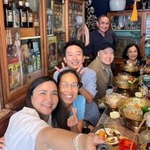 Thanaporn Wagprayoon Instagram - รวมพลทานข้าวแช่สุดอร่อย เพื่อฉลองวันเกิดพี่พฤฒน์ พี่ที่เคารพของน้องๆ วันนี้มีแต่ทีมนักร้องนำทีมโดย อาตุ้ม สีสไล/พี่ต๊งเหน่ง/ลูกหว้า พิจิกา/โน้ต ศรันย์/ กิตตินันท์/ น้องกายและครอบครัว สนุกสนานอบอุ่น และขอบอกว่า ข้าวแช่อาจารย์ตุ้มสุดจริงค่ะ ขอบคุณพี่พฤฒน์นะคะ ที่เลี้ยงพวกเรา เป็น ผอ.ดุริยางค์กองทัพเรือที่ฮาฝุด ฝุด สุขภาพแข็งแรงนะคะพี่