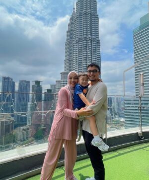 Tika Bravani Instagram - Happy forty dear hubby @dimsad77 

Barakallah..
Semoga bahagia dan selalu sehat lahir batin ❤️