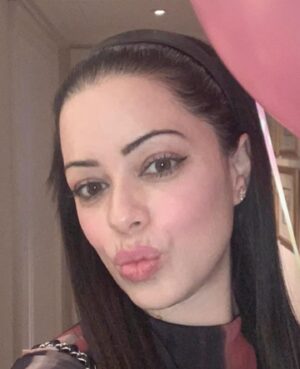 Tina Barrett Instagram - Thank you so much for all your lovely  #birthday wishes love you all 🩷🙌🥂✨💋 #birthdaygirl 💋🩷