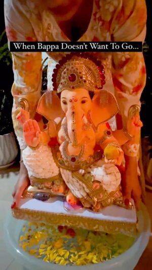 Tina Datta Instagram - Bappa’s love is so strong that even he couldn’t say goodbye…Feeling blessed to have him by my side for more precious moments as he continues to bless my home with his presence🥹❤️🙏🏻
.
.
#visarjanday #ganpatibappamorya #bappamorya #visarjanreels #reelsinstagram #tinadatta
