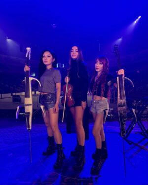 Tina Guo Instagram - Unintentionally matching shorts & combat boots at @hanszimmerlive production rehearsals day 1 🤪🎻🇺🇸 

@tinaguo @mariko_cello @rusandapanfili